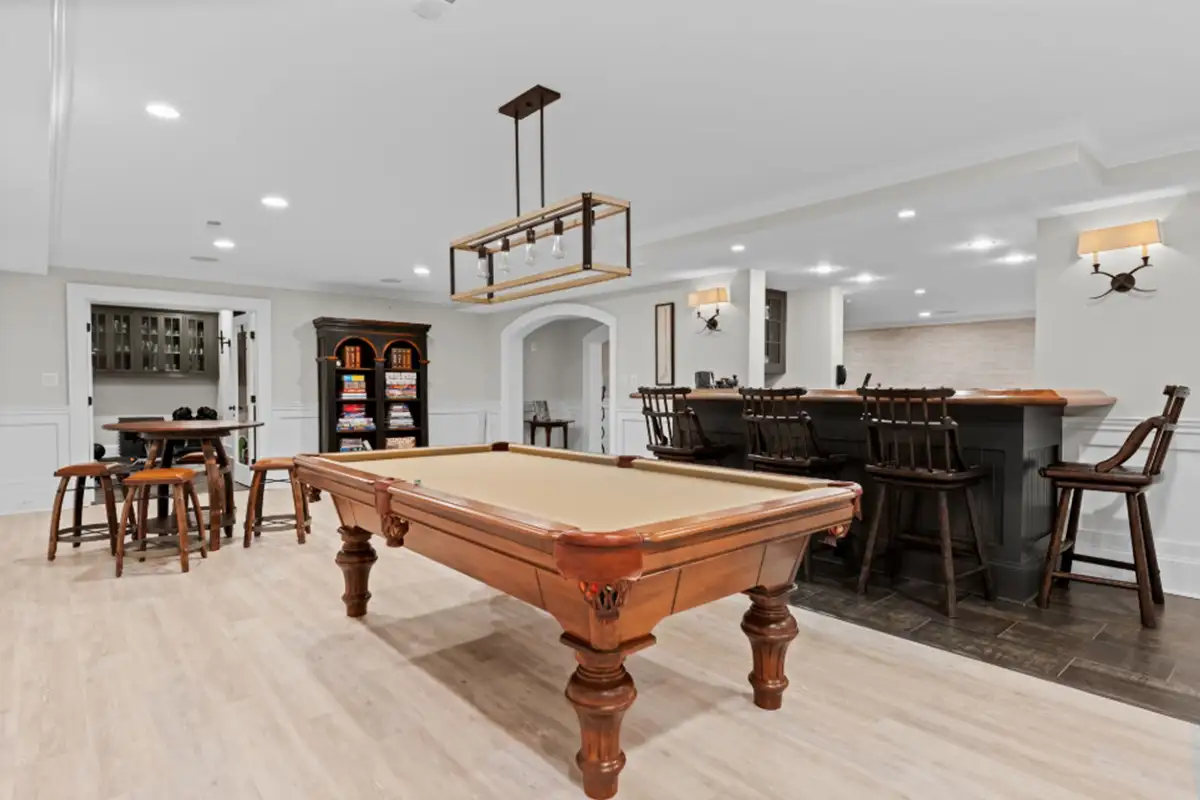 Finished basement with recreation space, full-service bar, guest suite, and fitness room of 22364 Wilson Meadows Ln