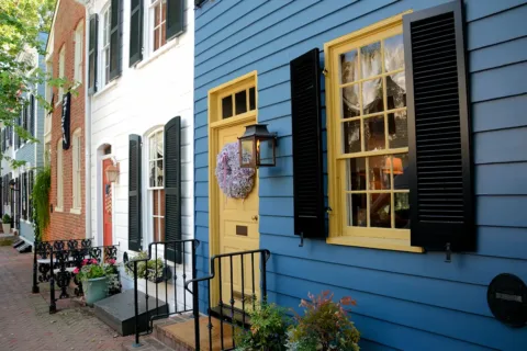 a row of townhomes in Old Town Alexandria, VA