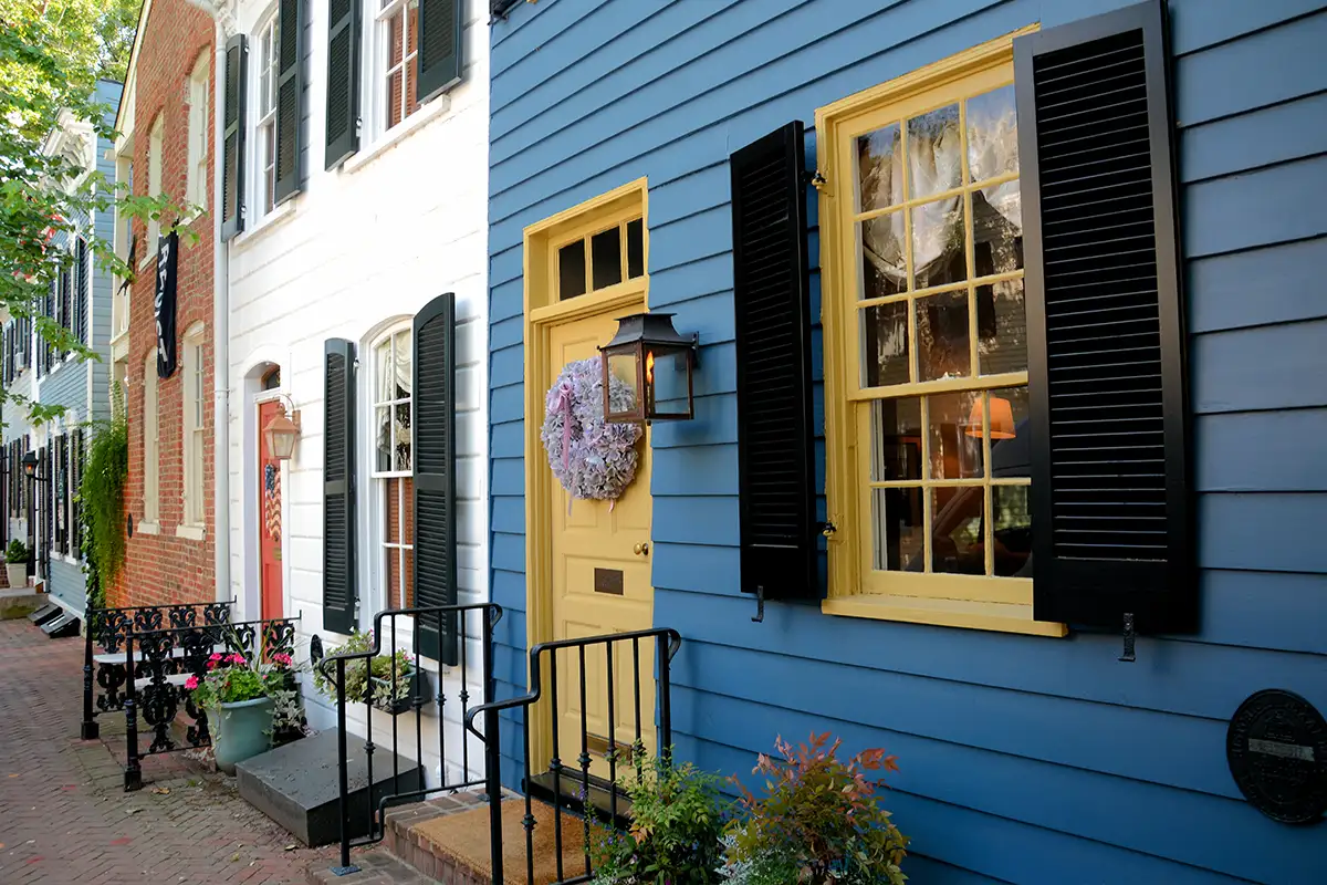 a row of townhomes in Old Town Alexandria, VA