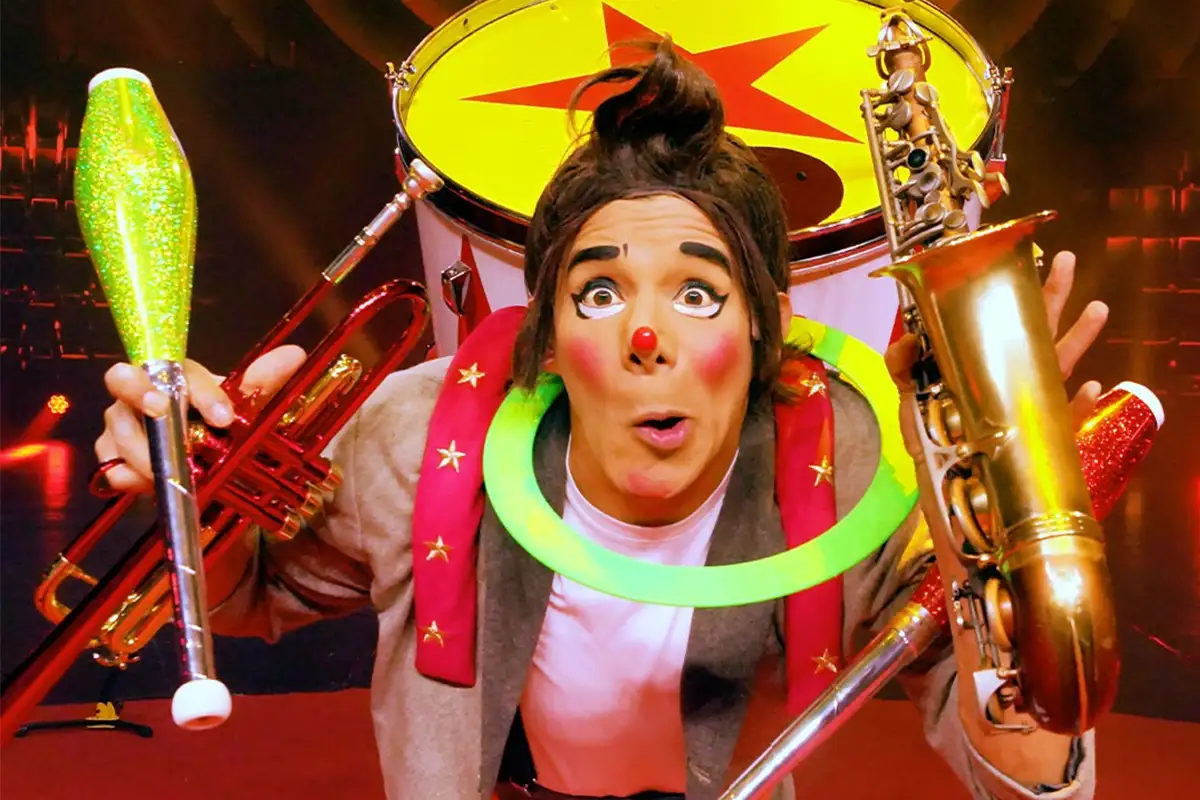 Clown holding instruments