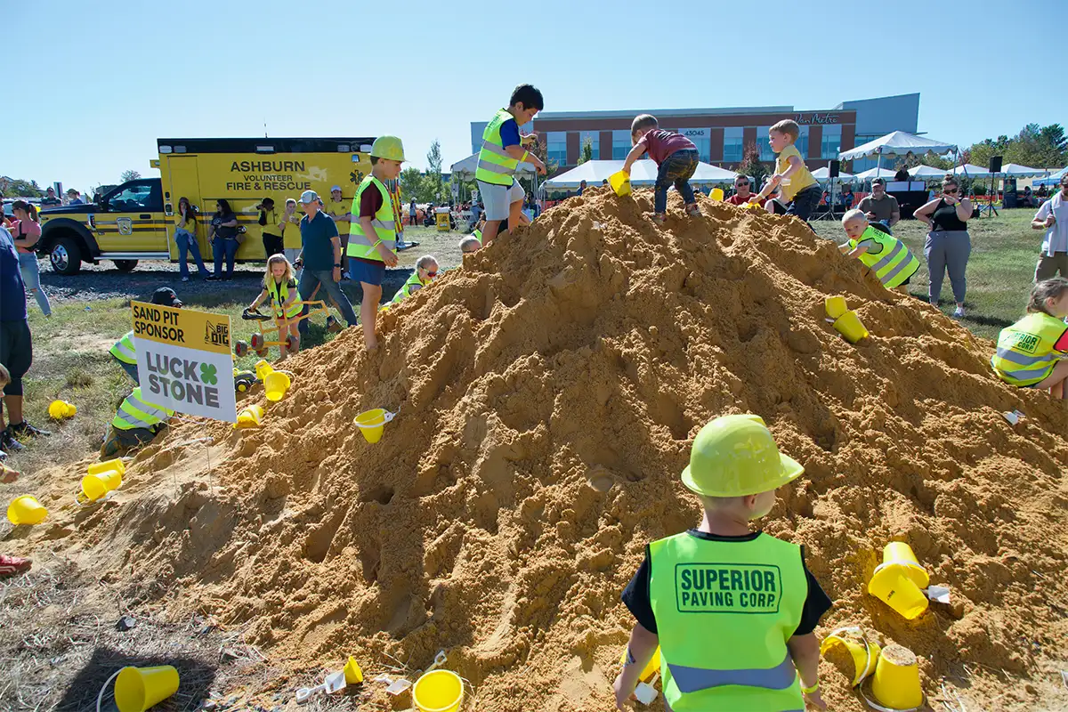 Kids digging in sandpit at the Big Dig of Northern Virginia