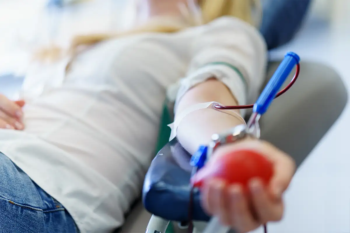 Woman donating blood (adobe.stock)