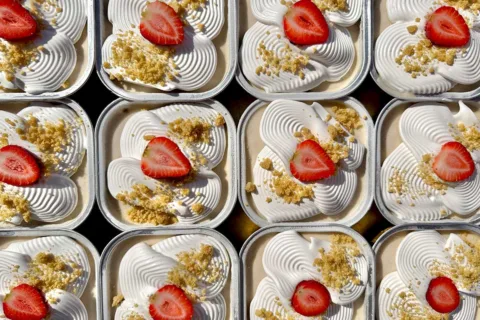 mini ice cream cakes from Créme de la Crop