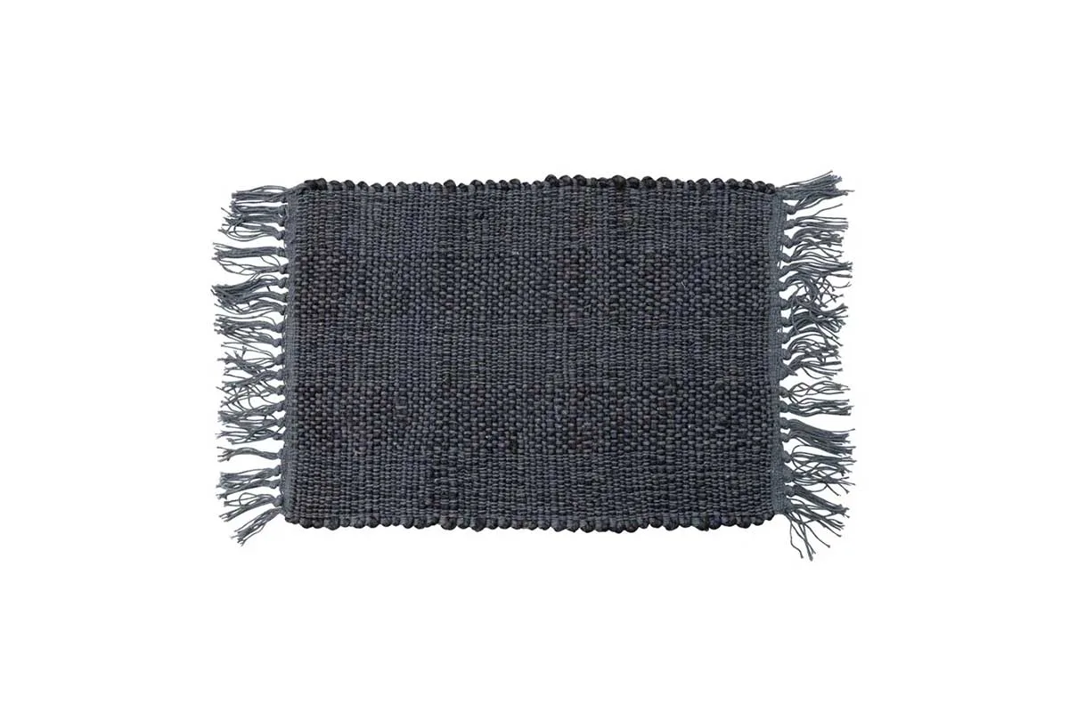 placemat with fringe ends