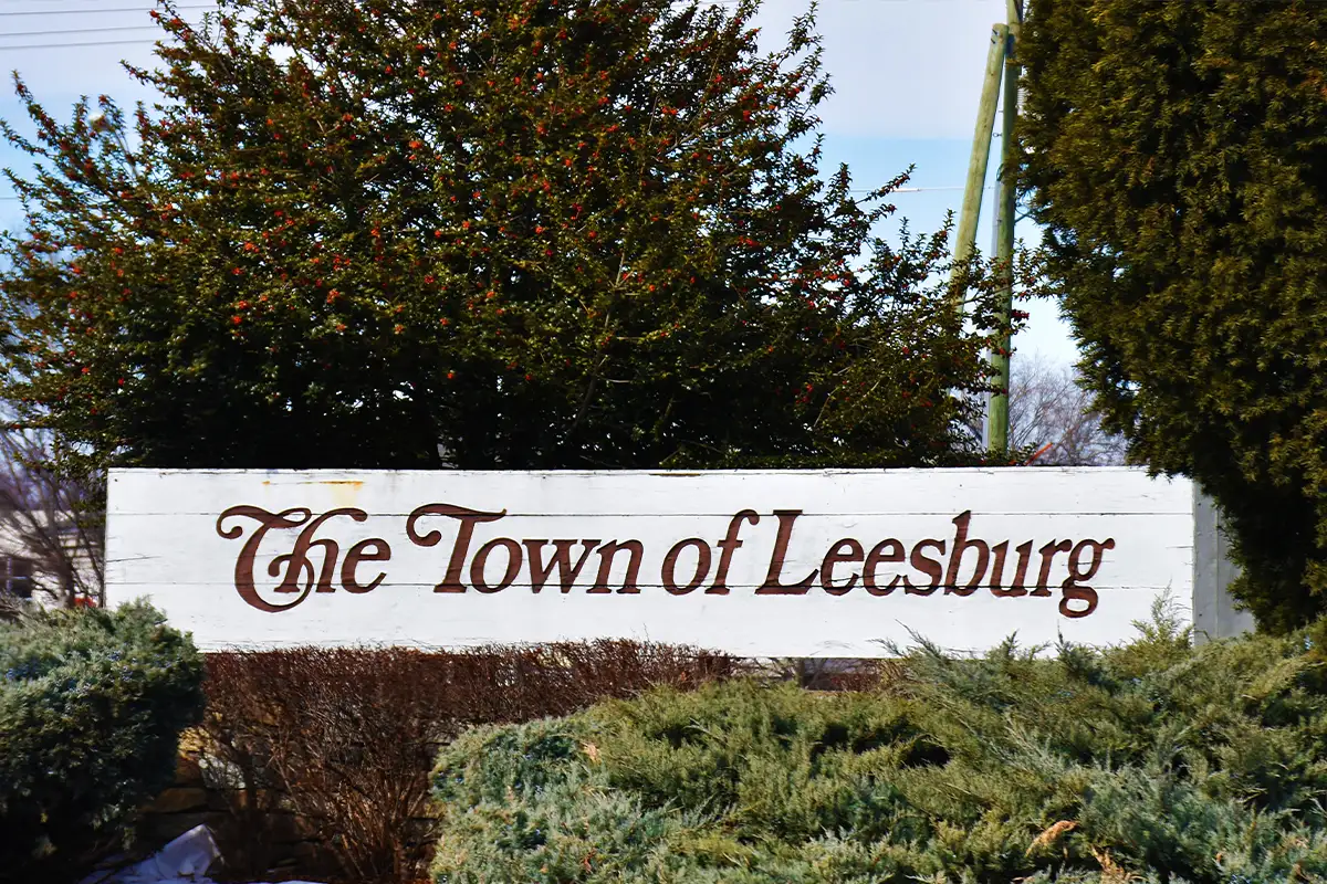 A sign that says "The Town of Leesburg"